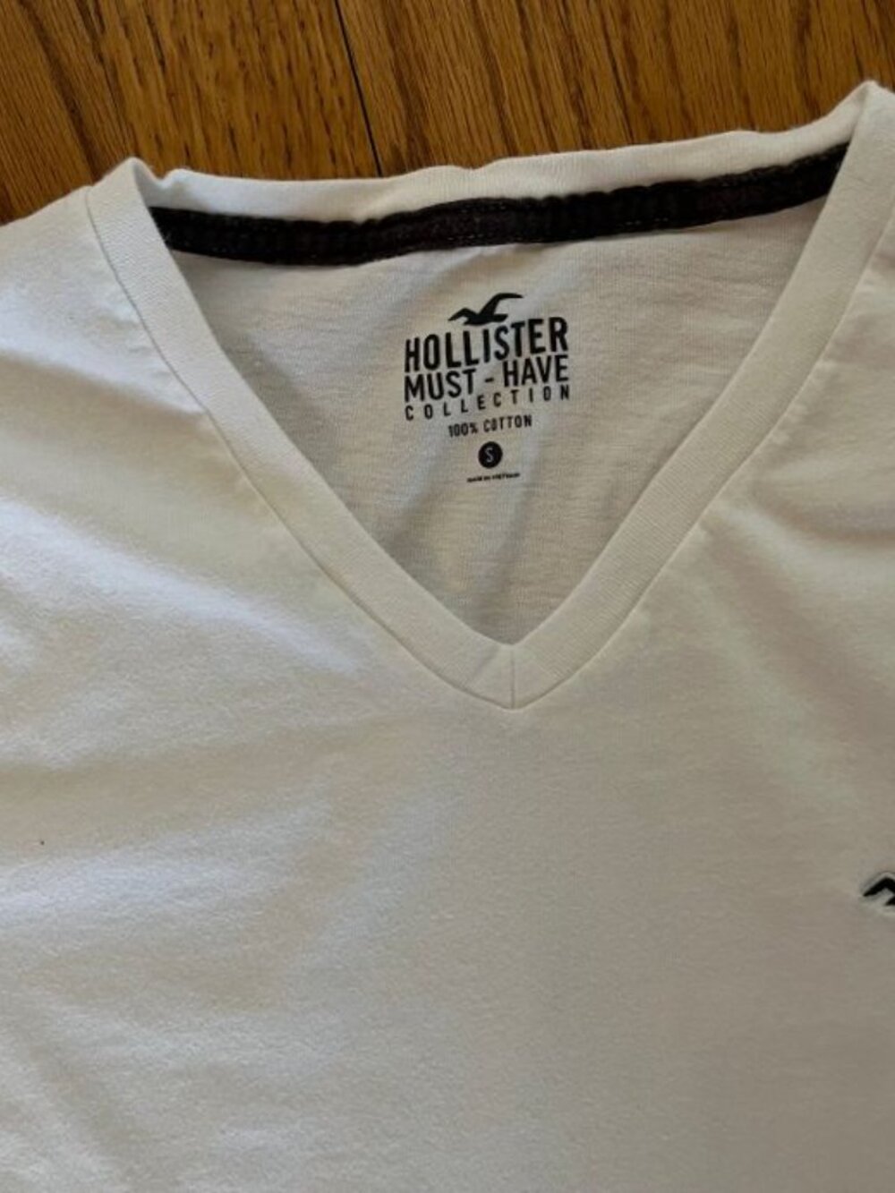 Like New Hollister Men's T-Shirt - Picture 2 of 3